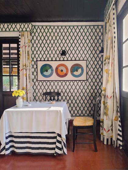 Un treillage de madera original de la casa se pintó y combinó con cortinas y manteles estampados (Lienzo de los Gazules).