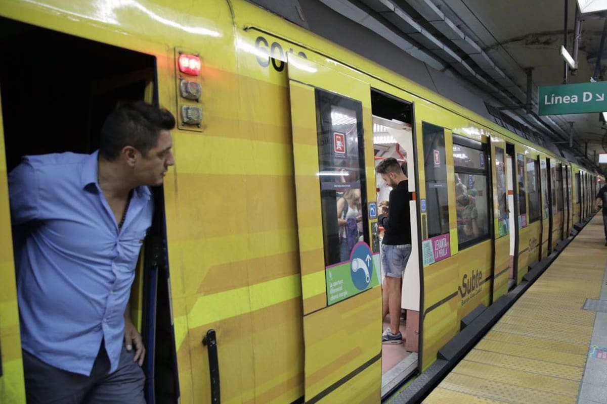 Un tren CAF 6000, el modelo bajo sospecha, ayer a la mañana, en la línea B