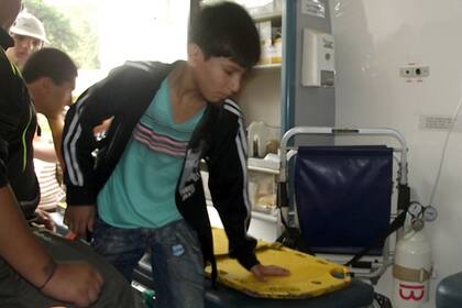 Un tren chocó a un ómnibus escolar repleto de chicos y sólo hubo heridos leves