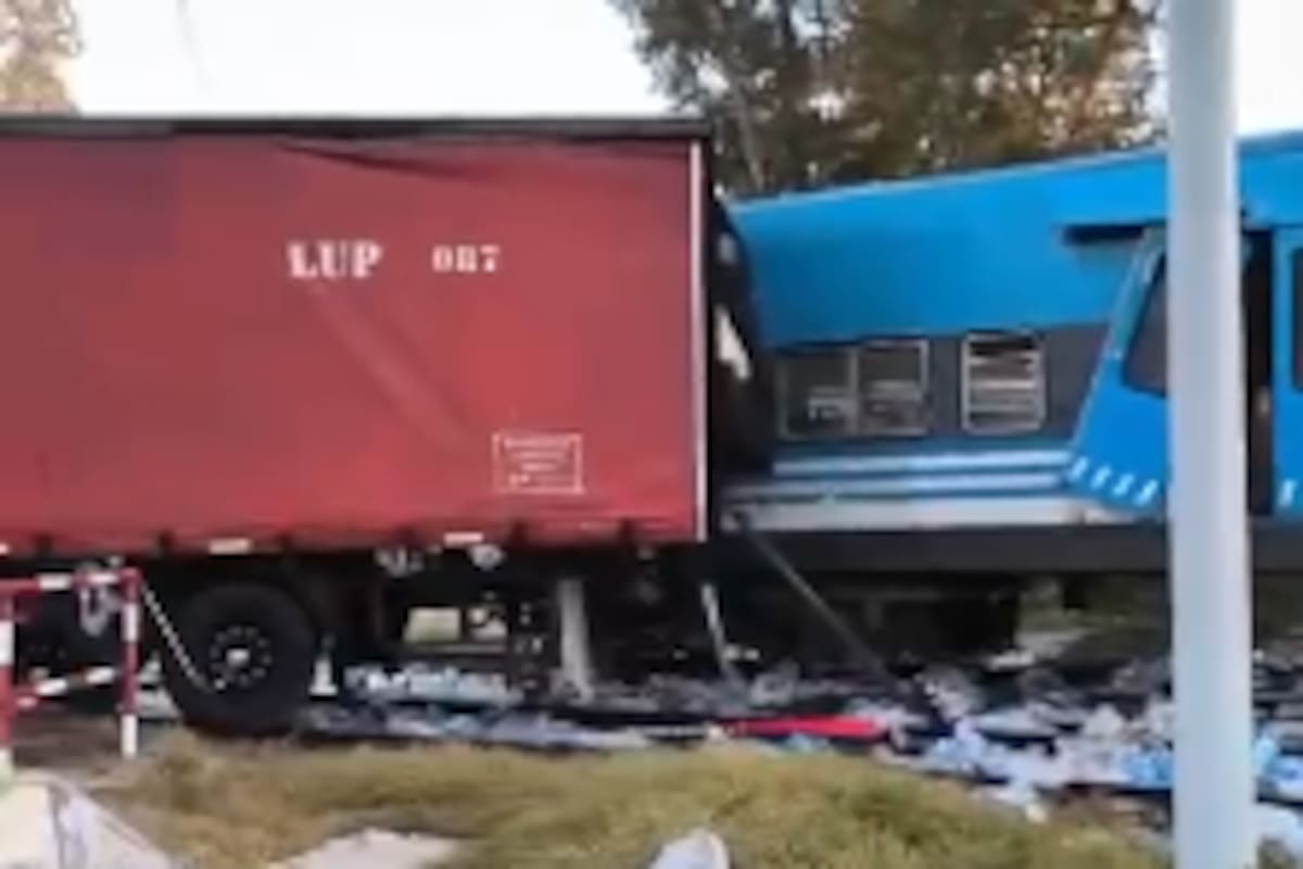 Un tren chocó con un camión en un paso a nivel en Pilar: no hubo heridos y el servicio está limitado