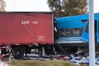 Un tren chocó con un camión: el servicio del San Martín funciona limitado y hay personas queriendo robar la carga
