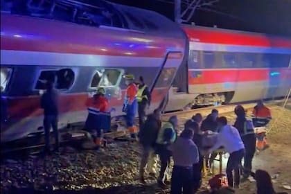 Un tren de alta velocidad se descarriló y chocó contra otro en España; hay al menos 39 muertos y 150 heridos