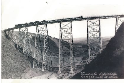 Un tren de carga sobre el viaducto La Polvorilla parece frágil a 63 metros de altura (Colección Pezzimenti)