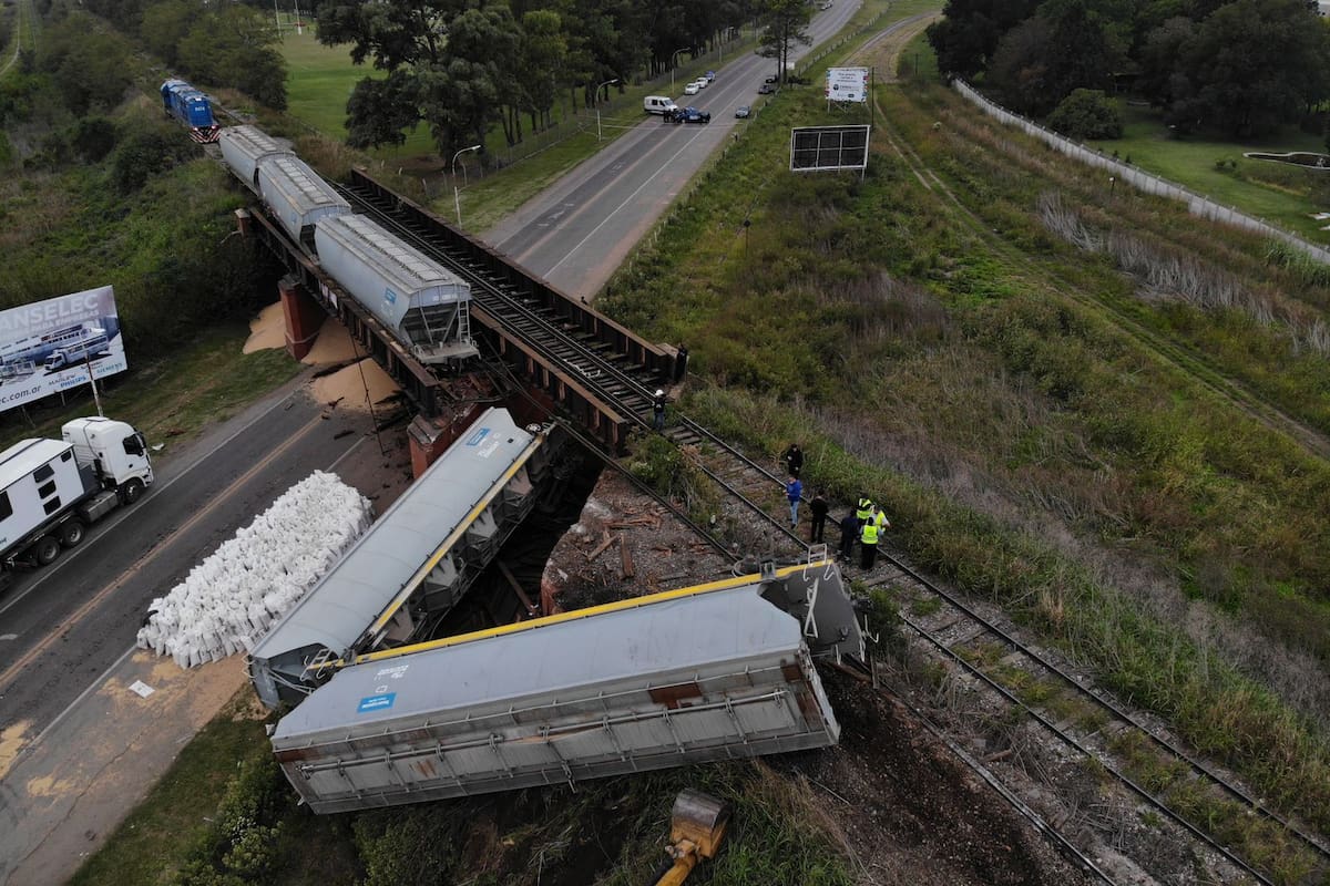 Un tren de cargas de la empresa Belgrano Cargas descarriló anoche cerca del acceso oeste a Rosario, al sur de esta provincia, y cuatro vagones cargados con cereales provocaron el desmoronamiento de parte de la estructura del puente “La Virginia”, en inmediaciones a la ciudad de Pérez