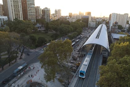 Un tren de la línea Mitre sale de la estación Belgrano C en una de las marchas blancas, los viajes sin pasajeros para probar las vías y las señales