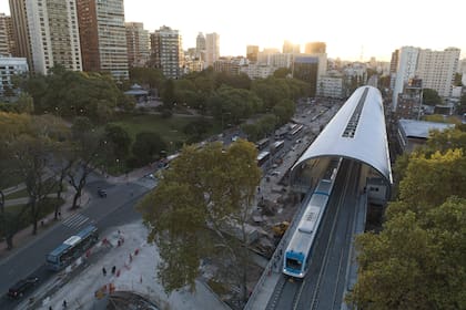 Un tren de la línea Mitre sale de la estación Belgrano C en una de las marchas blancas, los viajes sin pasajeros para probar las vías y las señales