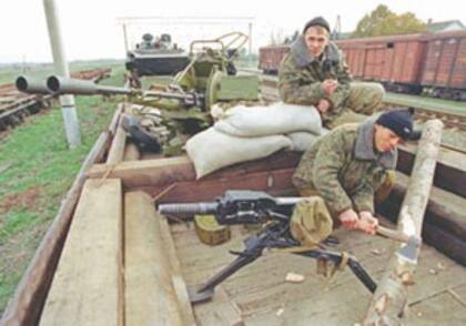 Un tren de las tropas rusas lleva armamentos a Grozny (Archivo)