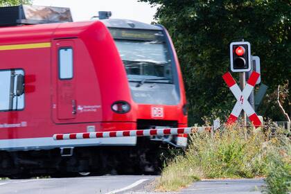 Un tren de pasajeros de Deutsche Bahn (DB) en un cruce en Roessing, Alemania, el martes 10 de agosto de 2021. (Julian Stratenschulte/dpa vía AP)