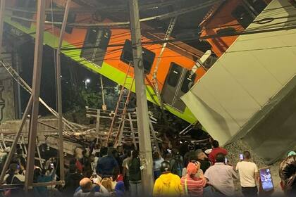 Un tren del metro se cayó esta noche luego de que colapsara el viaducto por donde transitaba, en la Ciudad de México