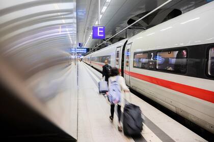 Un tren ICE en la Estación Central de Trenes de Berlín, el 20 de agosto del 2021. (Christoph Soeder/dpa via AP)