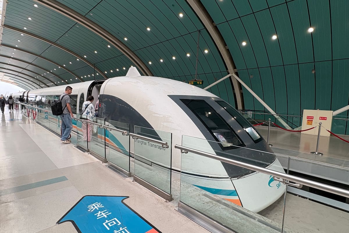 Un tren maglev en funcionamiento en la estación de Shanghai; circula a 300 km/h por la línea que sale del aeropuerto