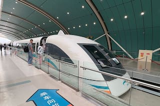 China prueba un tren magnético que “vuela” a 800 km/h en segundos