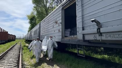 Un tren refrigerado para el traslado de cuerpos