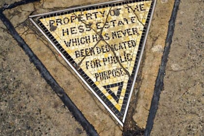 Un triángulo de mosaicos en pleno Nueva York esconde una curiosa historia