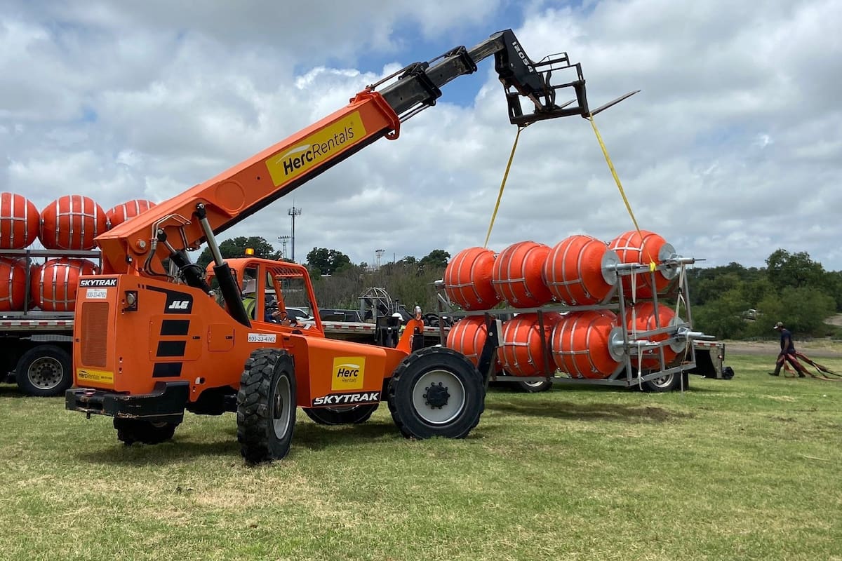 Un tribunal de apelaciones sentenció que el muro acuático puede permanecer, al menos por el momento