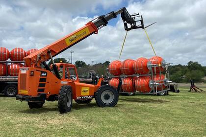 Un tribunal de apelaciones sentenció que el muro acuático puede permanecer, al menos por el momento