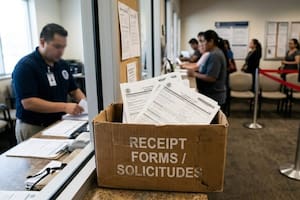 Nuevo fallo ordena al Uscis reanudar el trámite de solicitudes