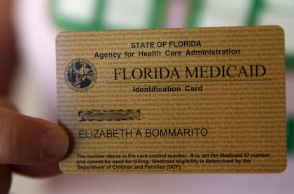 Un tribunal federal cuestiona las notificaciones pedidas por DeSantis y enviadas por Florida a personas que perdieron la cobertura de Medicaid tras la revisión de elegibilidad