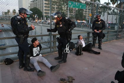 Un tribunal federal de apelaciones habilitó a Trump a mantener el control federal de las tropas mientras se resolvía el litigio, luego de un fallo inicial favorable a Newsom
