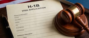 Un juez da marcha atrás al cobro de US$100.000 para la visa H-1B