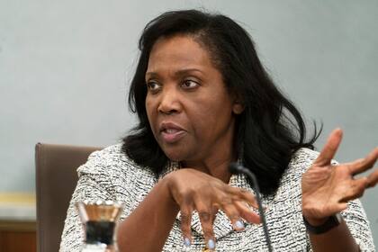 Un tribunal federal determinó la continuidad de Lisa Cook como gobernadora de la Fed.