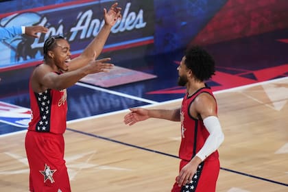 Un triple de Barnes impulsa a las Estrellas sobre Resto del Mundo en inicio del Juego de Estrellas