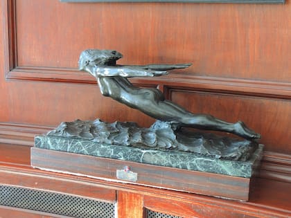Un trofeo francés de 1931, uno de los tantos internacionales que están expuestos.