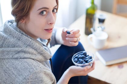 Un truco de TikTok ayuda a distinguir los arándanos dulces y densos de los ácidos y acuosos