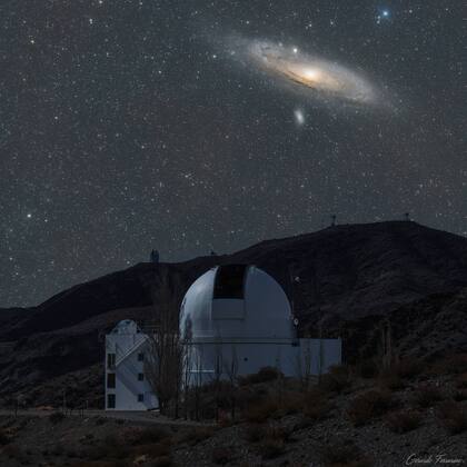 Un truco fotográfico que muestra como se vería la galaxia de Andrómeda sobre el observatorio.