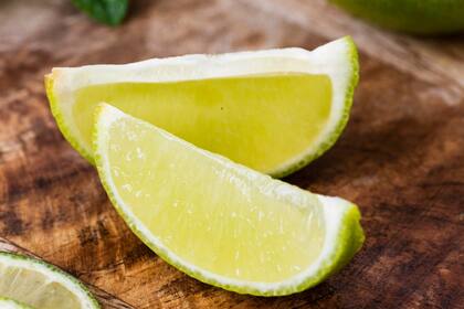 Un truco natural con limón que te ayuda a mantener un electrodoméstico impecable