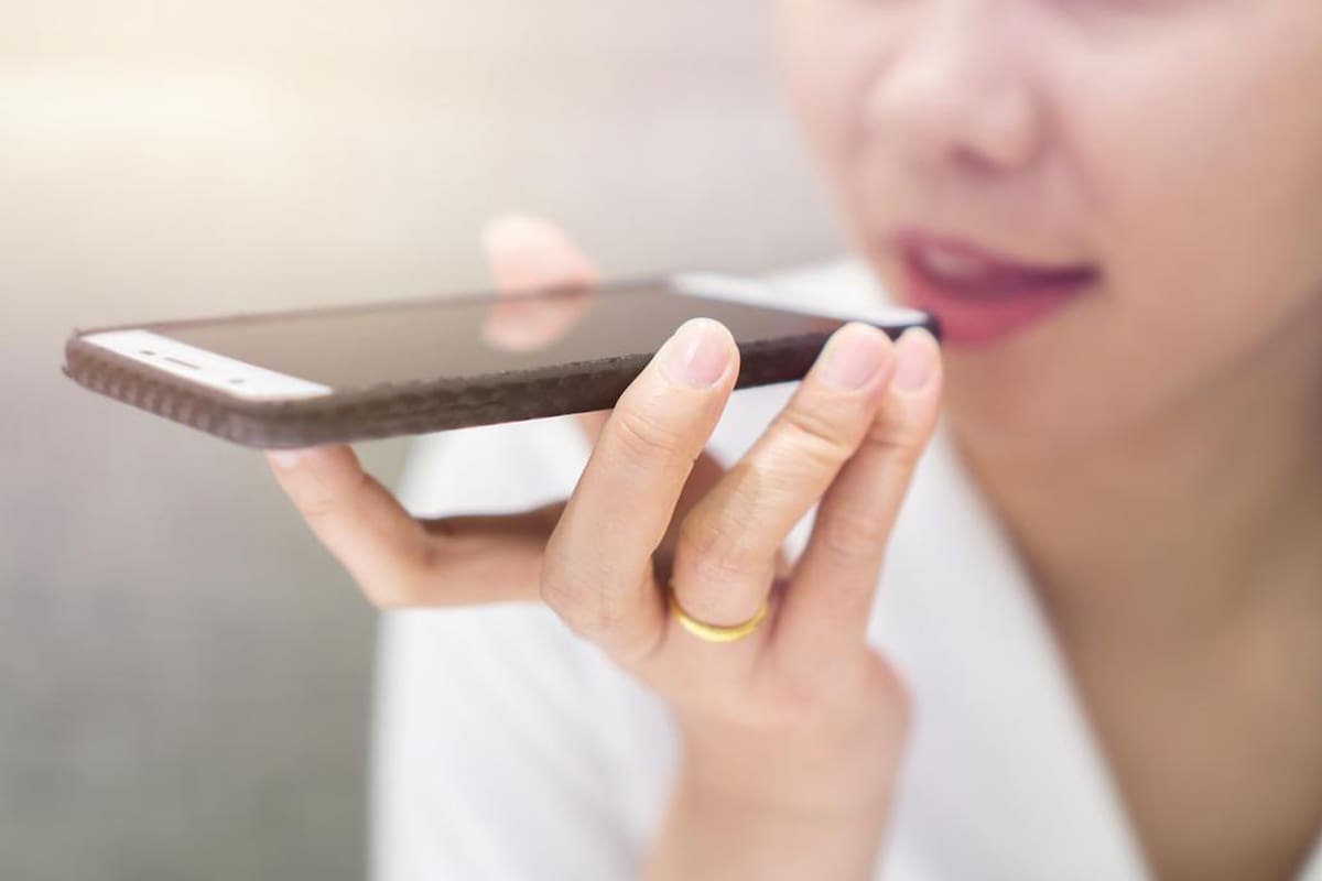 Un truco permite escuchar los audios de Whatsapp sin que quede la marca de reproducción en el mensaje