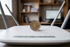 Truco viral de internet: la verdad sobre la moneda encima del router