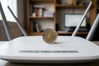 Truco viral de internet: la verdad sobre la moneda encima del router