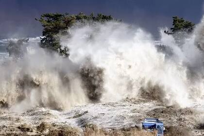 Un tsunami desatado por el terremoto en Japón el 11 de marzo de 2011 golpea la costa de Minamisoma en la prefectura de Fukushima.
