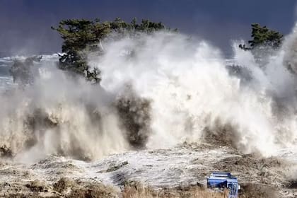 Un tsunami desatado por el terremoto en Japón el 11 de marzo de 2011 golpea la costa de Minamisoma en la prefectura de Fukushima