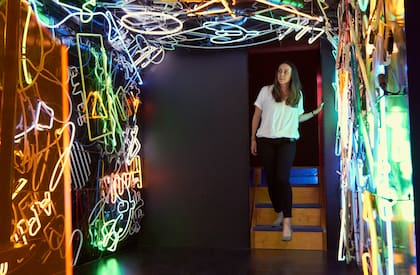 Un túnel iluminado por luces de neón en la entrada a la Menesunda Reloaded, exhibida en 2018 en el New Museum de Nueva York