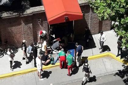 Los paramédicos asisten al turista inglés Matthew Gibbard y a su hijastro, Stephan Zone, baleados por asaltantes en la puerta del Hotel Faena, en Puerto Madero