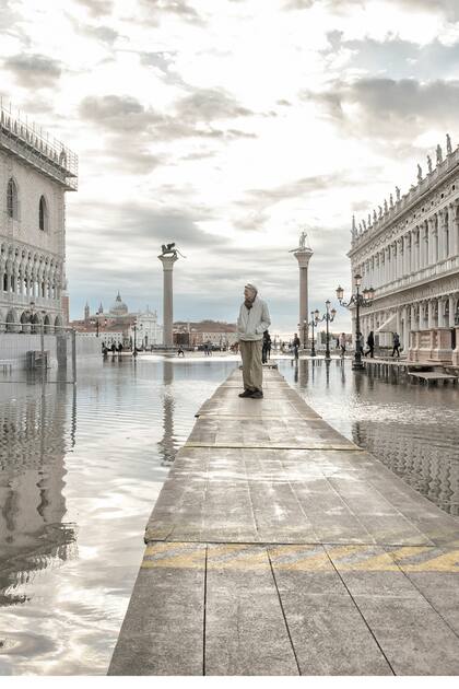 Un turista camina por las aguas de la inundación en la Plaza de San Marcos en Venecia, Italia, el 20 de noviembre de 2022.