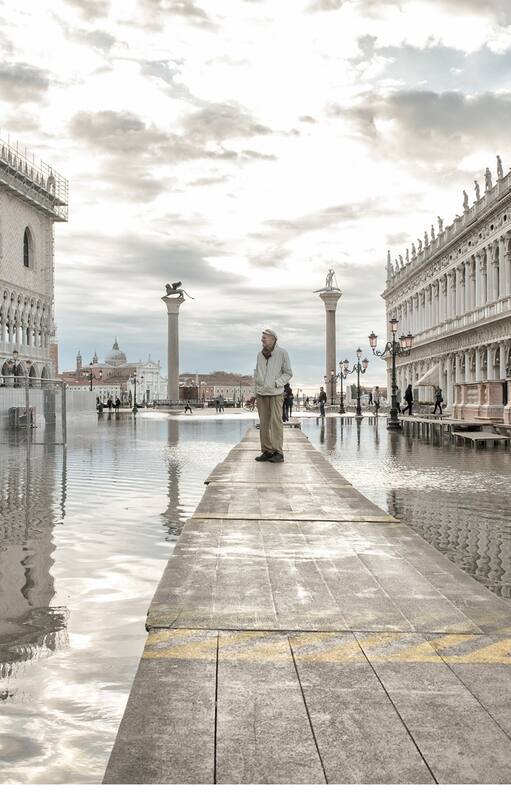 Un turista camina por las aguas de la inundación en la Plaza de San Marcos en Venecia, Italia, el 20 de noviembre de 2022.