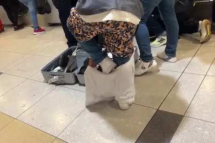 Un turista colombiano se excedió en el peso de su valija cuando intentaba despacharla n el Aeropuerto Internacional de Ezeiza. Sin intenciones de pagar la multa, comenzó a ponerse una prenda atrás de otra para alivianar la carga