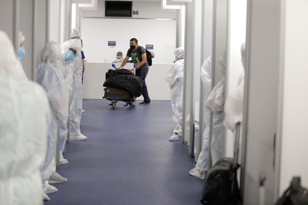 Un turista del vuelo AM 28 de Aeroméxico ingresando al centro de testeos dentro del aeropuerto de Ezeiza