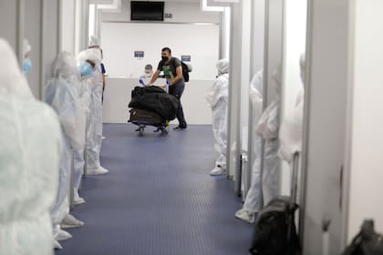 Un turista del vuelo AM 28 de Aeroméxico ingresando al centro de testeos dentro del aeropuerto de Ezeiza