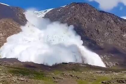 Un turista grabó los instantes previos a que lo cubriera una avalancha en Kirguistán