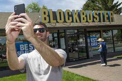 Un turista se saca una selfie frente al local de Bend, Oregon