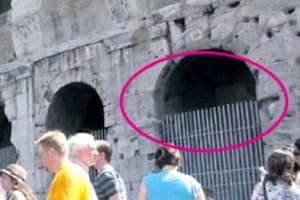 Un turistas estadounidense de 47 años quedó empalado en una reja del Coliseo Romano tras treparla para obtener una "mejor vista"