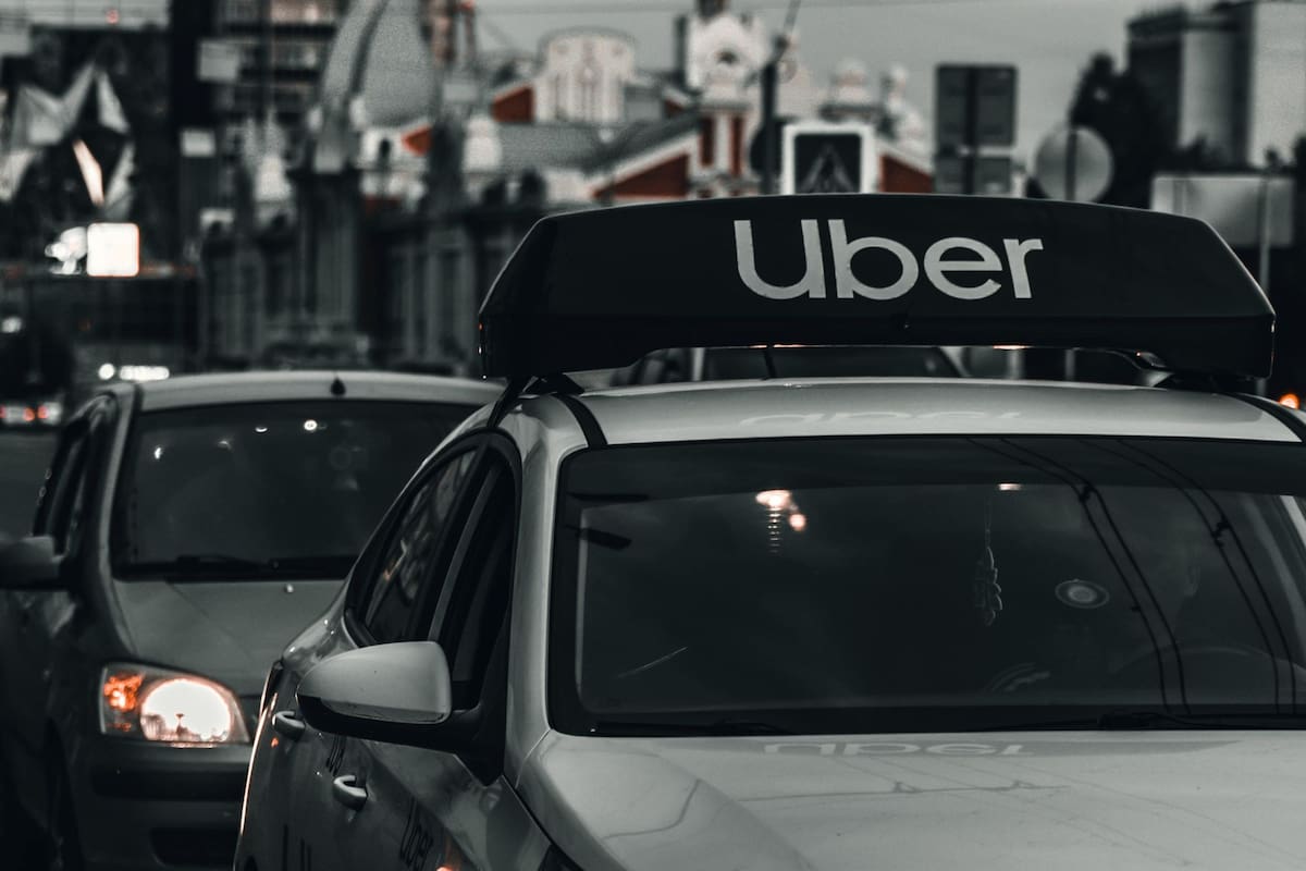 Un uber circula en Florida