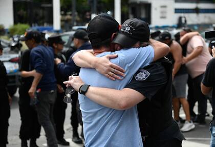 Un uniformado recibe el afecto de un familiar