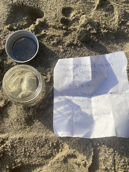 Un usuario de Reddit halló las cenizas de un joven que falleció en 2011 junto con una carta de su madre