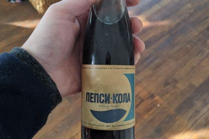 Un usuario de Reddit probó el contenido de una botella de Pepsi destinada para la Unión Soviética, envasada en la década del 80