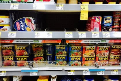 Un usuario de Twitter comentó que así es como se venden las latas de Spam en Hawai desde hace varios años, aseguradas en cajas de plástico